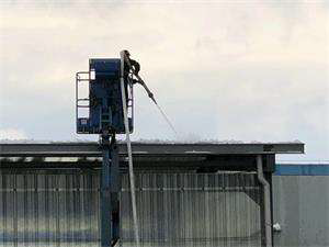 昆山市衛生和計劃生育委員會(huì )屋頂除積雪清潔工程